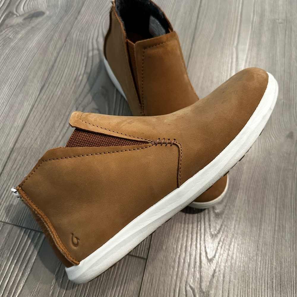 OluKai Women's Tan Slip-Ons So cute!